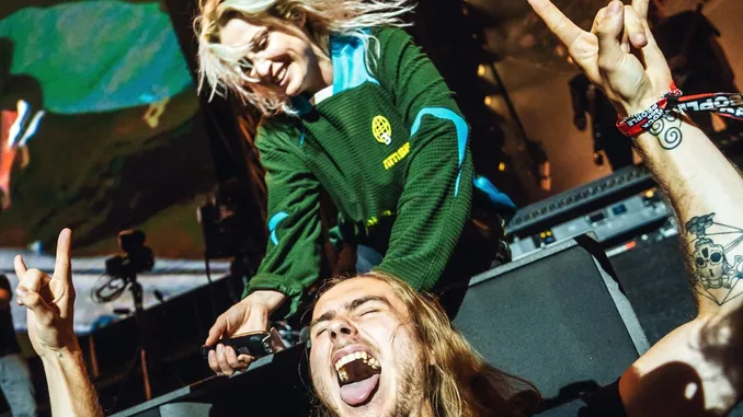 Linkin Park’s EMILY ARMSTRONG Shaves Fan's Head on Stage at ROCK FOR PEOPLE 2025