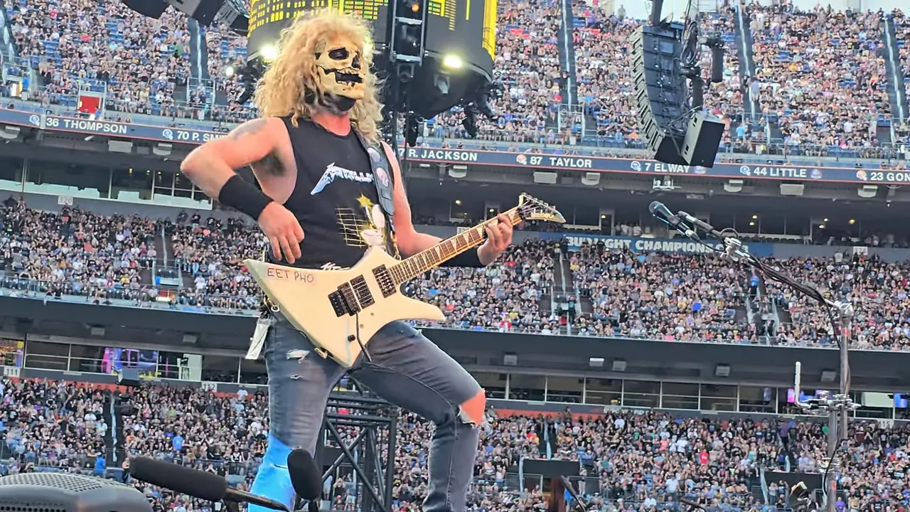 LIMP BIZKIT's WES BORLAND Cosplays As Skull-Faced JAMES HETFIELD At Metallica’s Denver Show