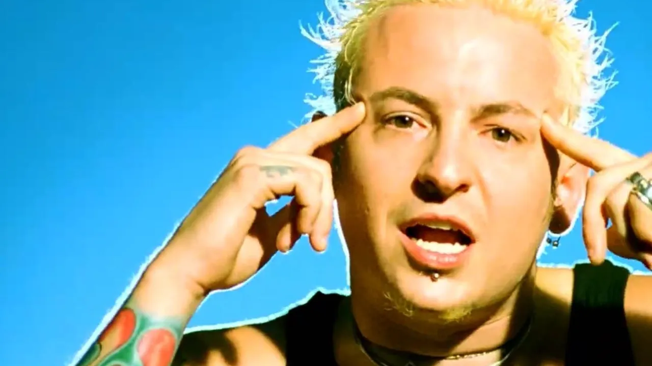 How One EMBARRASSING Night at 'Whiskey A Go Go' Forced LINKIN PARK to Find CHESTER BENNINGTON