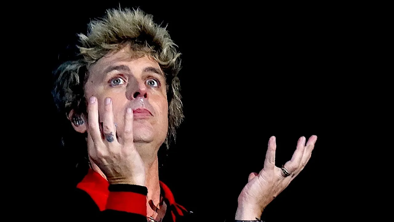 GREEN DAY Frontman Kicks Fan Off Stage for Playing OASIS Song Instead of 'Good Riddance': 'Are You F--king Kidding Me?'